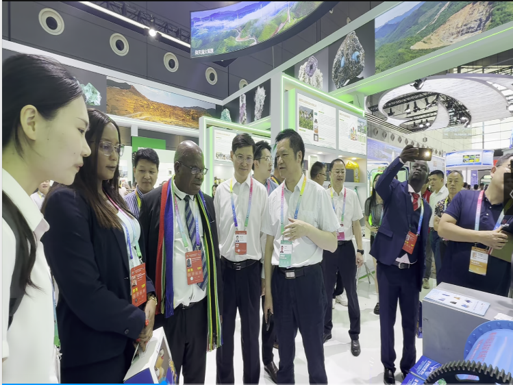 市長(zhǎng)闞保勇和外賓參觀我司展臺(tái)